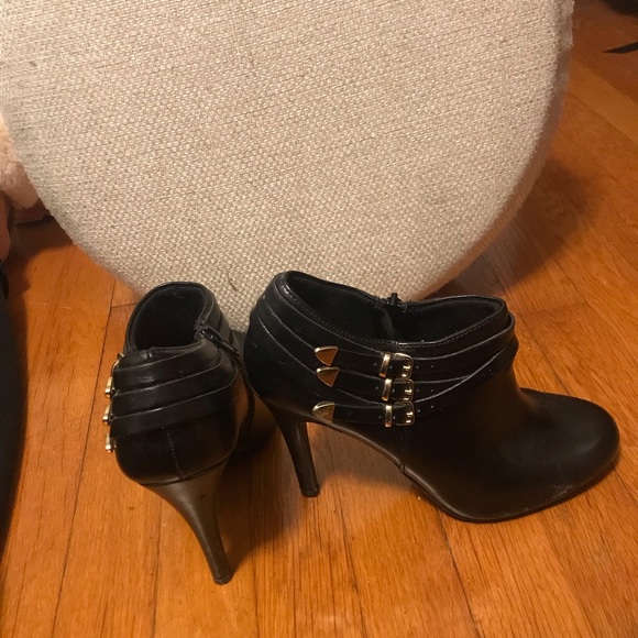 Women’s Shoes - Picture 1 of 2